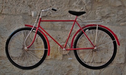 Fototapeta na wymiar Bicicleta roja vintage retro