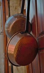 Ollas vintage y puerta de madera