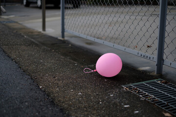 道に落ちているピンク色の風船 Pink balloons falling on the road
