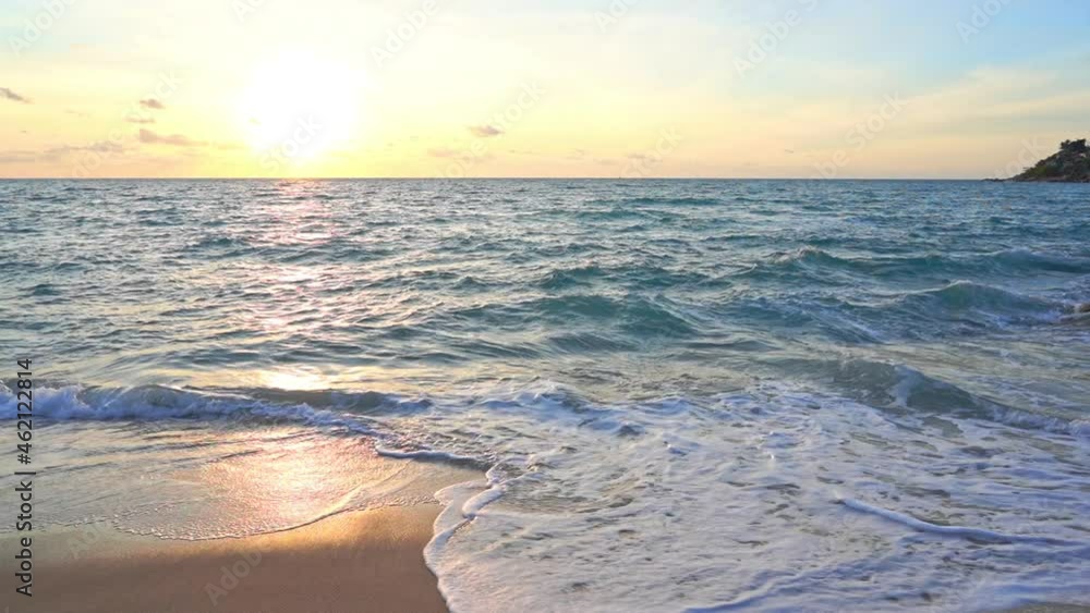 Poster slow-motion of waves crashing on beach and sunlight reflections on sea surface. static view