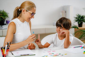 Child recognizing numbers in a preschool assessment test. - obrazy, fototapety, plakaty