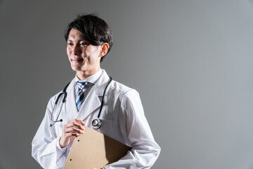 白衣の若い医者（医療イメージ）