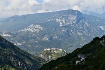 Naklejka na ściany i meble Castel Beseno in Vallagarina vicino Folgaria in Trentino con raggi di sole