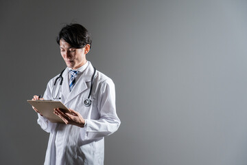 白衣の若い医者（医療イメージ）
