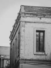 Edificio antiguo vintage retro blanco y negro