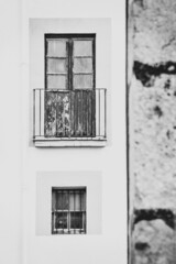 Ventanal roja pared blanca 