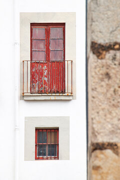 Ventana roja pared blanca edificio Red window white wall building