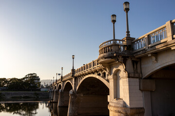 兵庫・夕日に照らされた武庫大橋