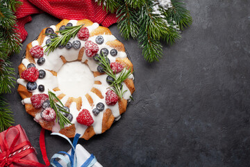 Obraz na płótnie Canvas Christmas cake with berries and fir tree