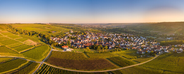 Luftaufnahme Drohnenpanorama Weinberge Rheinhessens bei Großwinternheim mit Sonneruntergang im Herbst, Kaiserpfalz, nahe Ingelheim und Bingen, Rheinland Pfalz
