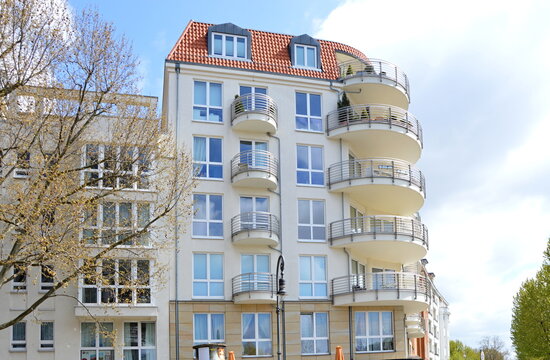 Bauwerk am Fluss Spree im Stadtteil Moabit, Tiergarten, Berlin