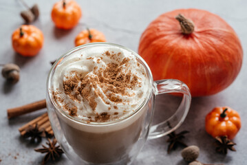 Obraz na płótnie Canvas Autumn pumpkin spiced latte with whipped cream and cinnamon