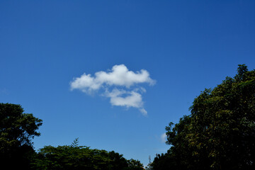 Obraz premium White clouds against clear blue sky for background or template