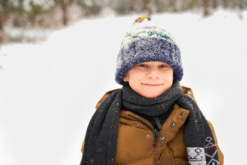 Fototapeta na wymiar Portrait of little boy in winter