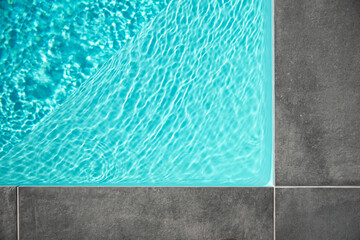 Bord de piscine et eau turquoise - 462151854