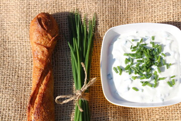 Schnittlauchquark, Schnittlauch und Brot