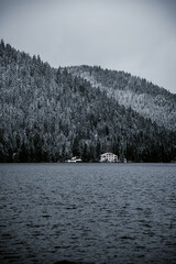 maison au bord du lac en hiver - 462153273