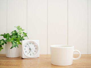 Fototapeta na wymiar テーブルの上のコーヒーカップと時計