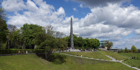 Fototapeta na wymiar Monument of military glory in the park 