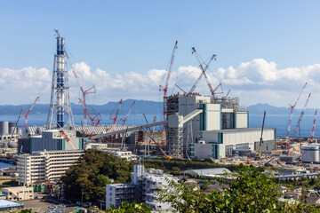 海に面した場所に建設されている火力発電所