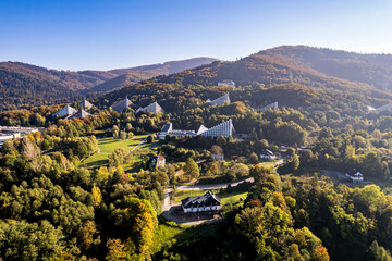 miasto w górach, Ustroń, Beskid Śląski w Polsce jesienią z lotu ptaka © Franciszek