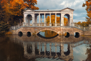 Fototapeta na wymiar Marble bridge in Park in Petersburg, Pushkin in autumn