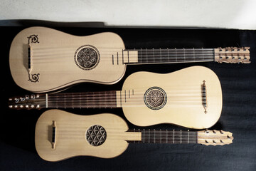 Historical plucked instruments: renaissance guitar, vihuela, baroque guitar.
