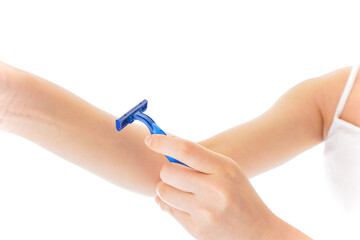 毛を剃る若い女性