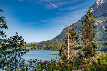 Fototapeta na wymiar autumn view of eibsee bayern, beautiful blue lake