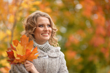 Naklejka premium Portrait of young woman resting in park