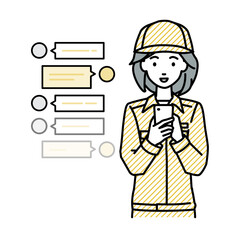 立ってスマートフォンで楽しくチャットで会話する作業員の女性