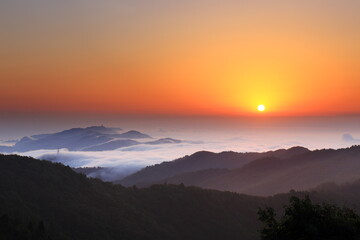 鳥取県の伯耆大山の日の出と雲海