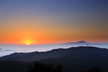 鳥取県の伯耆大山の日の出と雲海