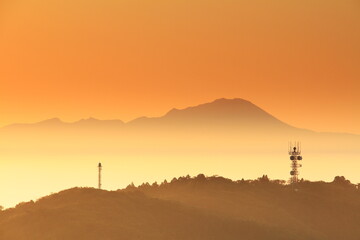 Fototapeta na wymiar 鳥取県の伯耆大山の夜明けと雲海
