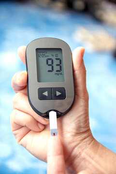 measuring glucose level blood