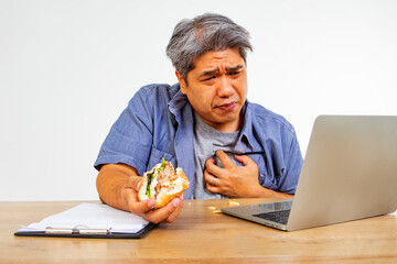 Obese men do not eat time to eat.
hamburger while sitting at work on laptop : Man had chest pain,...