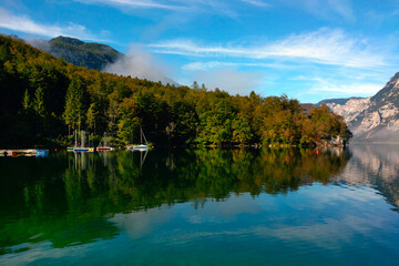 Obraz premium Picturesque view of the mountain lake on a foggy autumn morning.