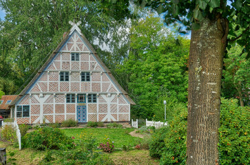 Historisches Bauernhaus in einem Park in Stade