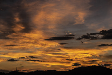아름답게 하늘을 물들이고 있는 저녁 노을