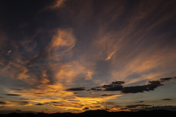 Obraz premium 석양에 물들어 가는 하늘