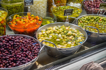Diferentes tipos de aceitunas en el expositor de una tienda en País Vaco, España