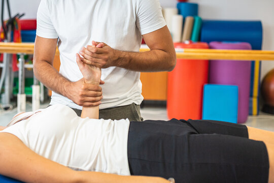 Physioteraphy exercises to help the female patient with hand and wrist problems