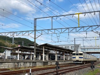 Obraz premium 肥前山口駅と国鉄415系