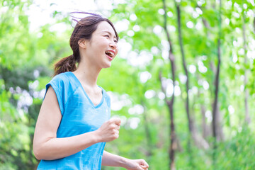 自然の中でランニングをする若い女性