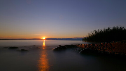 Peschiera del Garda am Ufer in Abendstimmung mit Sonnenuntergang