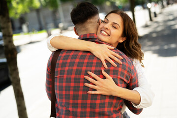 Obraz premium Happy young couple in the city. Loving couple hugging outdoors.