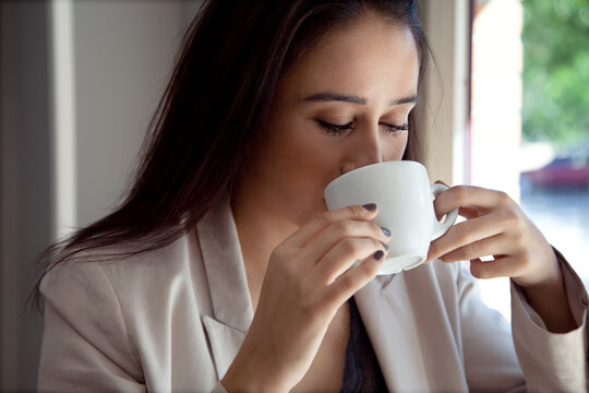 Chica Tomando Café. Chica En Cafetería. Mujer Disfrutando Un Café.  Mujer Mirando. Mujer Pensativa. Descanso Del Trabajo. Mujer Empresaria. Mujer Trabajadora.. Lifestyle