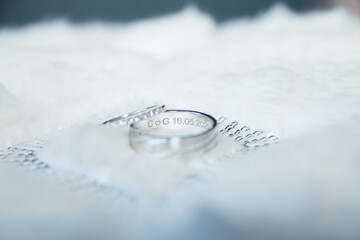 Alliances argent sur cousin blanc 