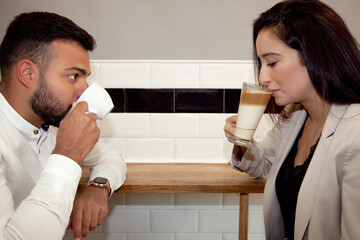 Pareja tomando un café. Pareja en cafetería. Chico y chica con cafés. Cita. Descanso de trabajo....