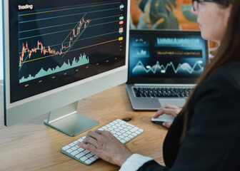 Crop broker trading on binary option on computer